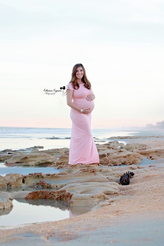Maternity photography pregnancy photoshoot and pregnancy portraits in a beach, state parks or at home