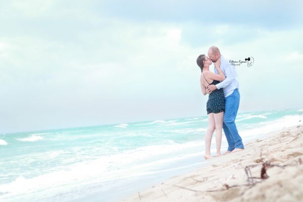 We offer engagement photography sessions in a beach or a park.