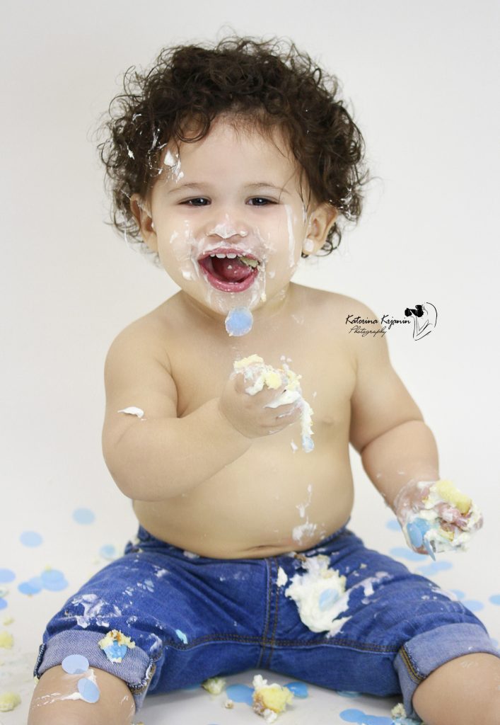 Smash Cake photography sessions in a studio celebrate your child 1st Birthday