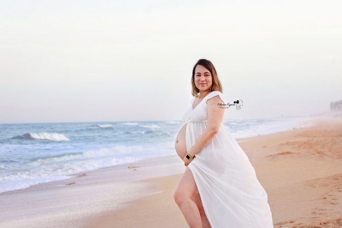 Maternity photography and pregnancy portraits in a beach, park or at home