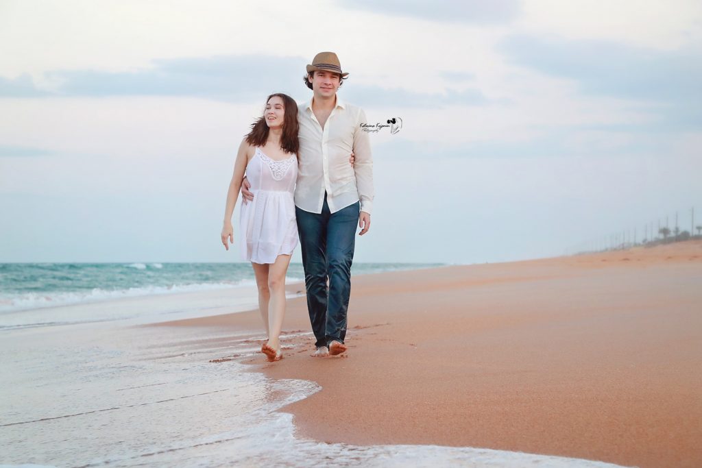 Love story, engagement photography and proposal portraits in a beach or a park environment.