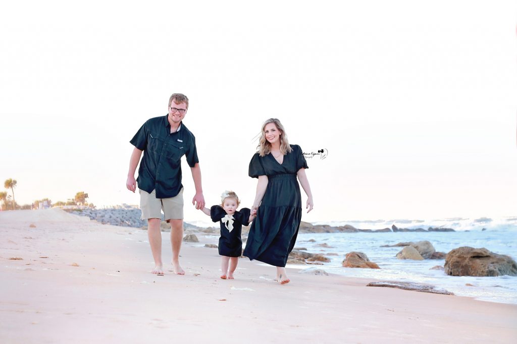 Family photography and children's portraits in a park or a beach in Florida.