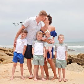 Family photography and children's portraits in a park or a beach in Florida.