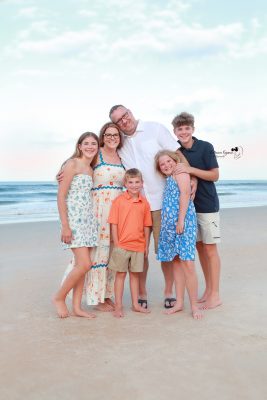 Family photography and children's portraits in a park or a beach in Florida.