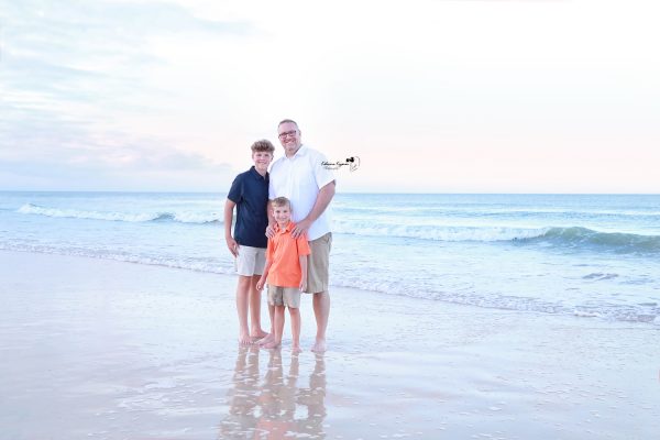 Family photography and children's portraits in a park or a beach in Florida.