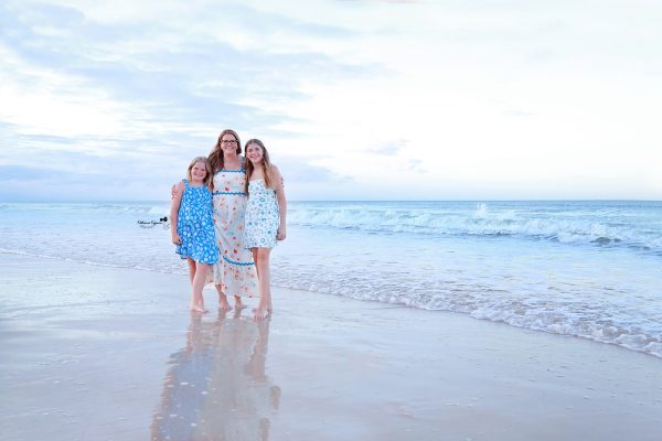 Family photography and children's portraits in a park or a beach in Florida.